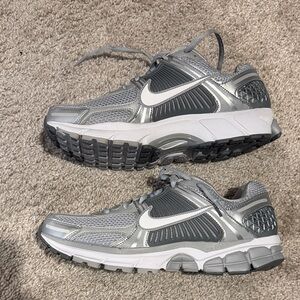Nike Men's Silver and Gray Athletic Shoes